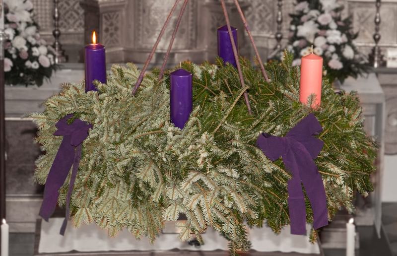 Adventkranz in der Pfarrkirche Dobl am 1. Adventsonntag 2019 / Michael Fürnschuß